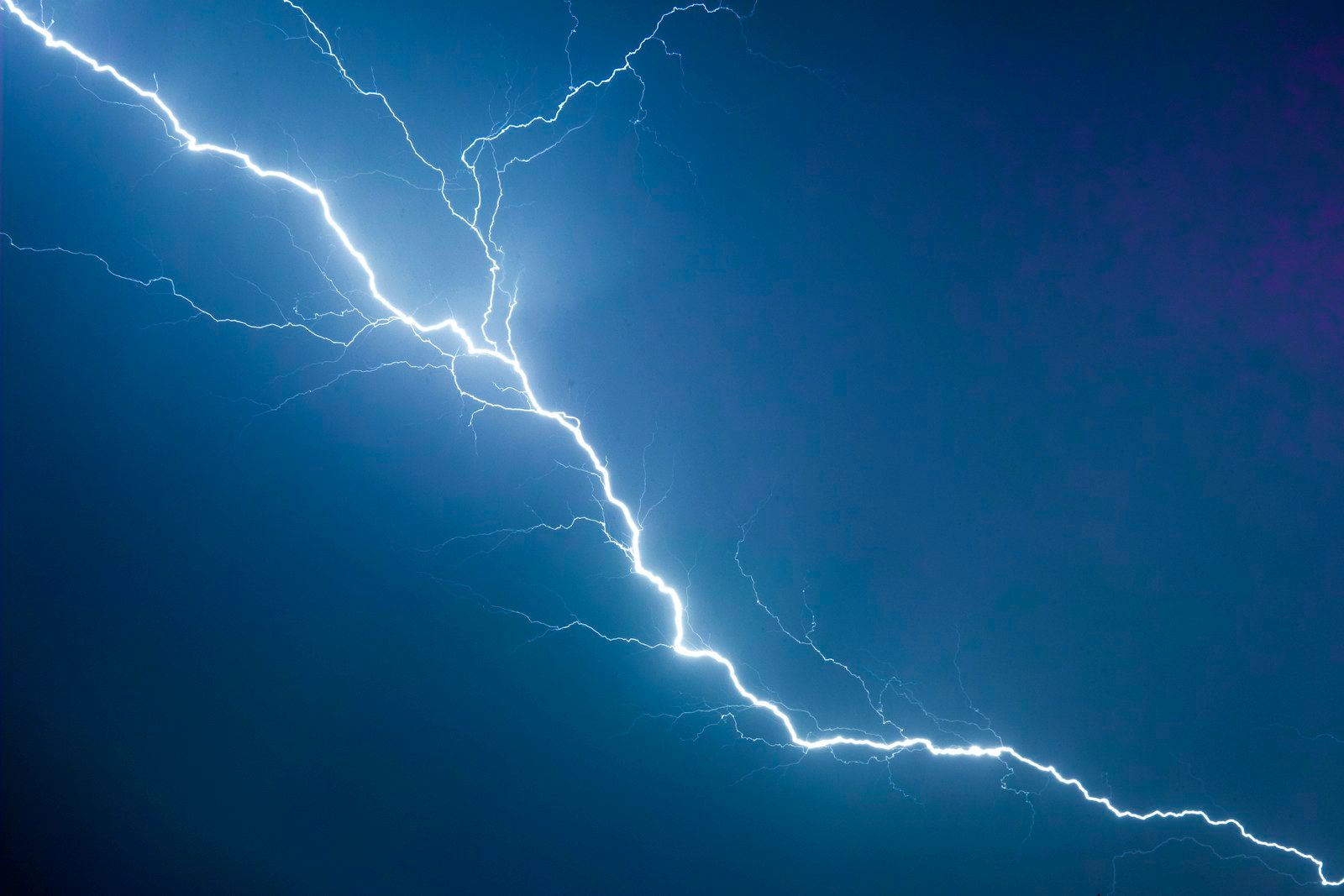 Rayo brillante en un cielo nocturno oscuro